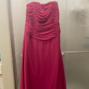 Elegant Size 16/18 fuchsia flowing formal gown.   Sash with broach in the back.
